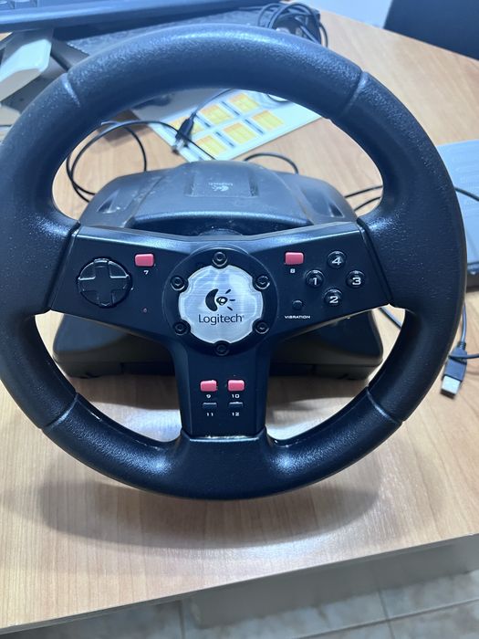 Volante logitech + pedal