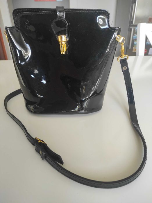 Czarna torebka lakierowana