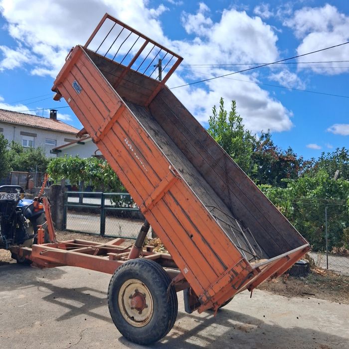 Reboque  tribascula para trator agrícola