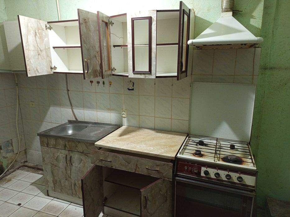 Кухня комплект (тумбочки, газова плита, витяжка.