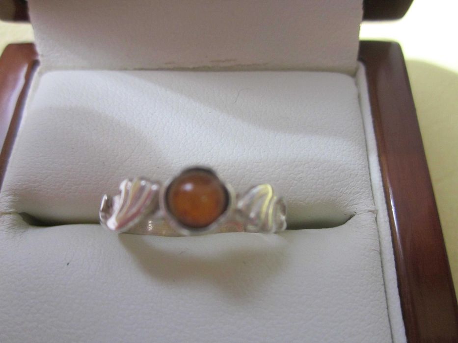 Stary srebrny pierścionek z bursztynem .