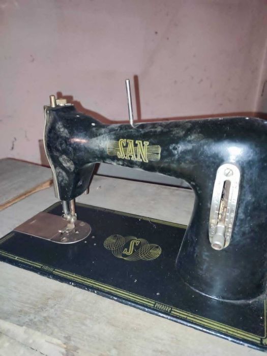 Zabytkowa maszyna do szycia nożna Firmy SAN ze stolikiem