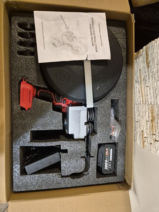 Bezprzewodowy elektryczny przeciągacz do kabli,