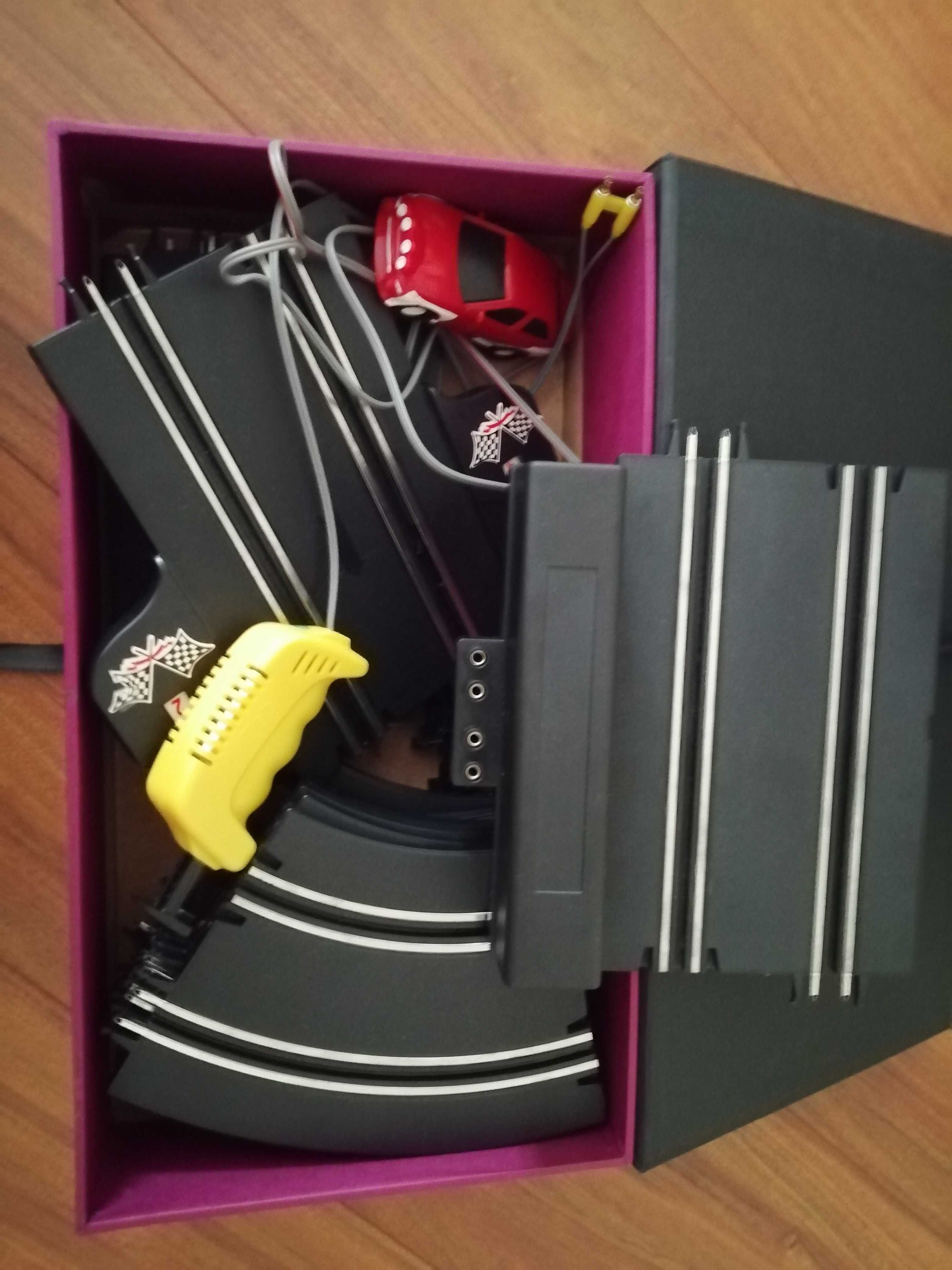 Pista de automóveis com comandos