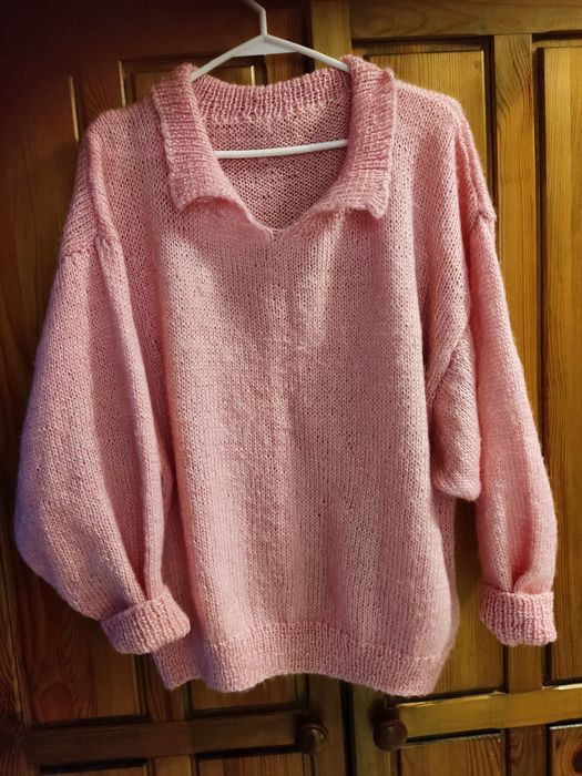 Sweterek z kołnierzykiem.