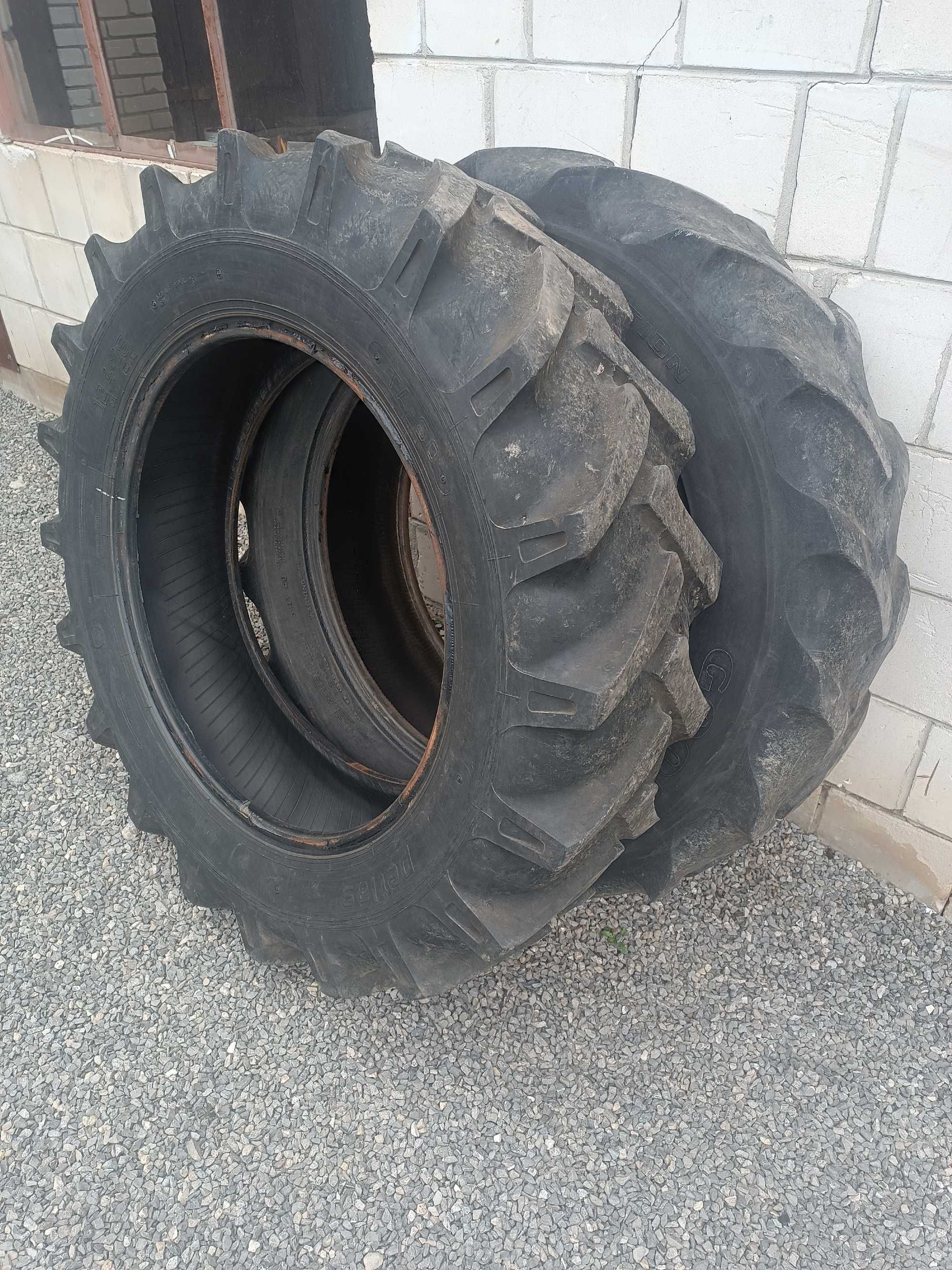 Opony 2szt. 12.4 r28 Ursus C-330. 12.4 28 Petlas
