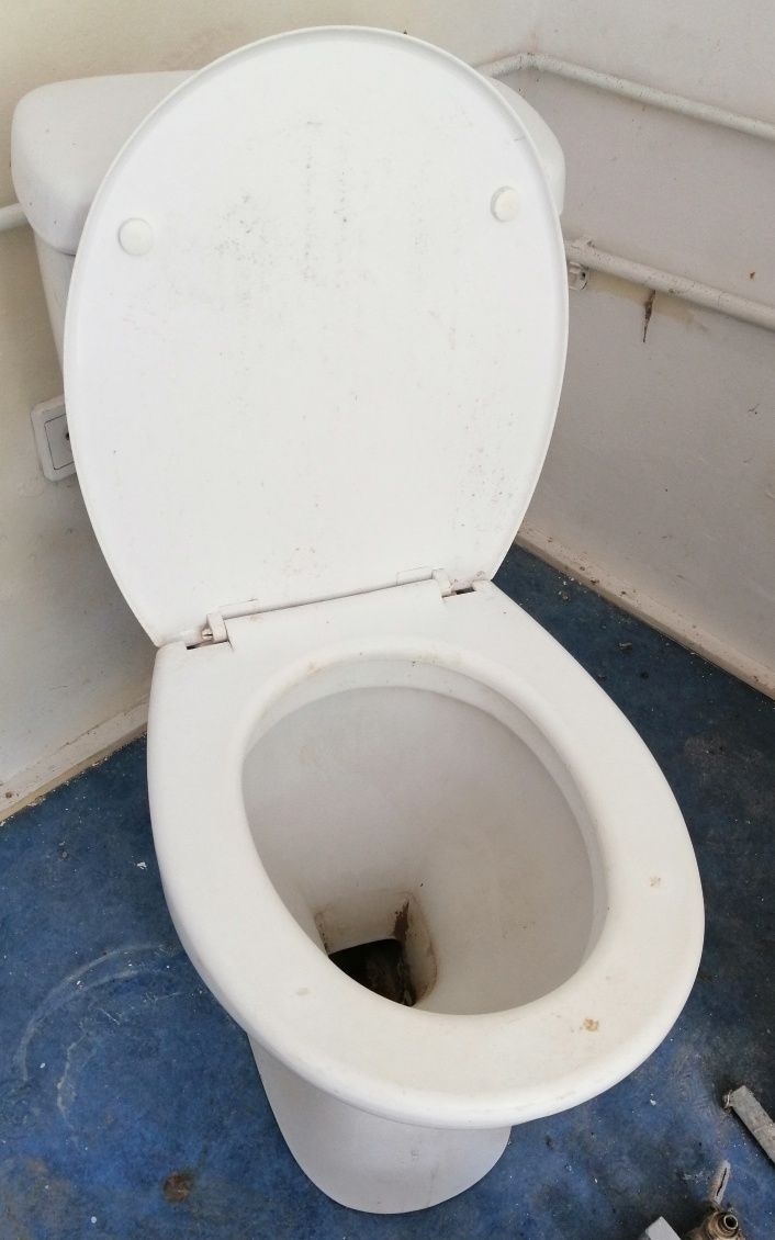 WC kompakt, Sedes wolnostojący