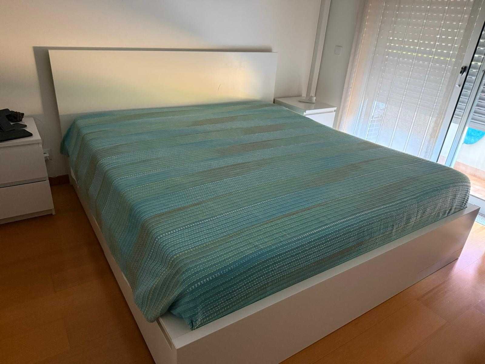 Mobília de Quarto - Cama + mesinhas de cabeceira com vidro + estrado
