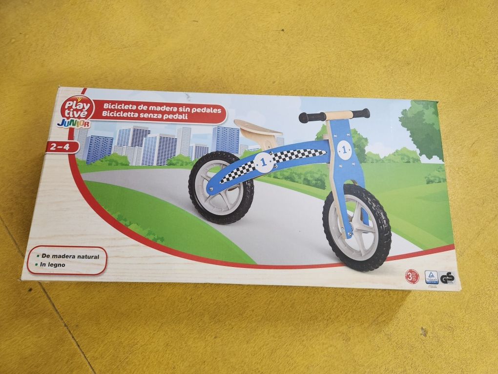 Bicicleta de madeira para criança