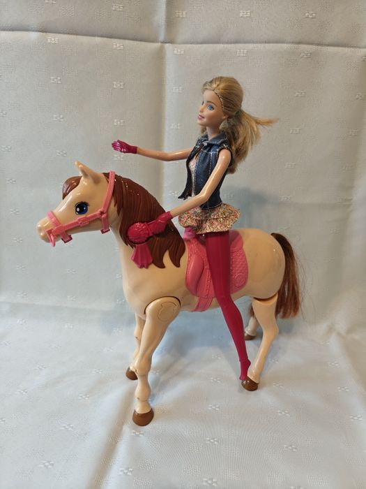 Koń chodzący i lalka barbie dżokejka Mattel
