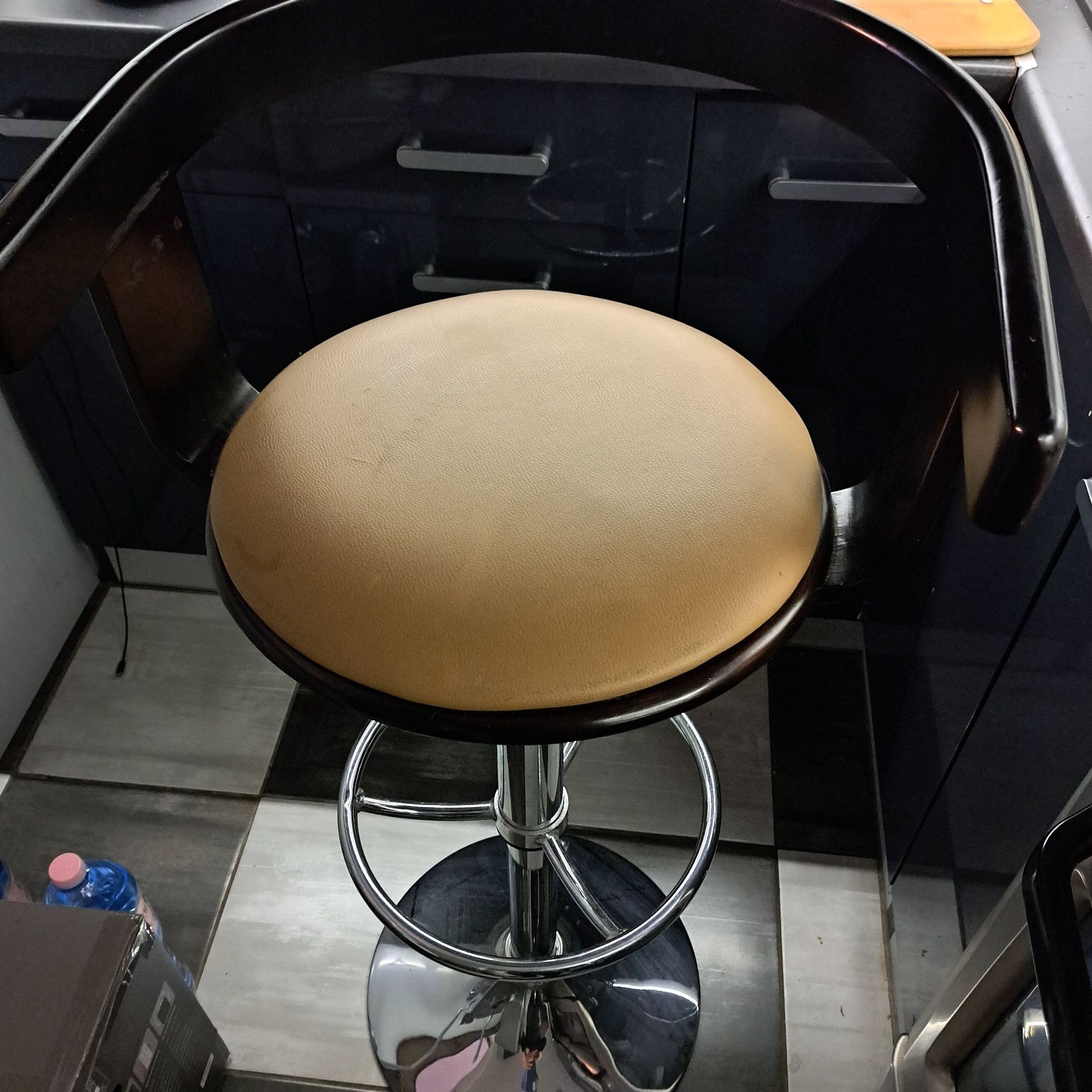 Eleganckie krzesło obrotowe hokera