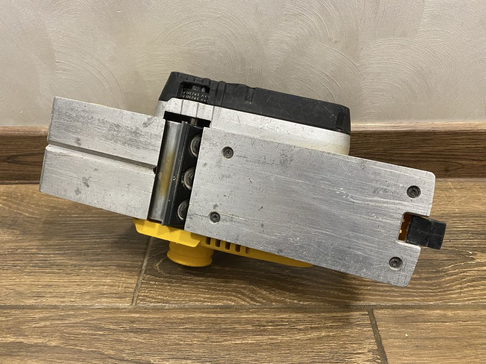 Рубанок DeWalt DCP580