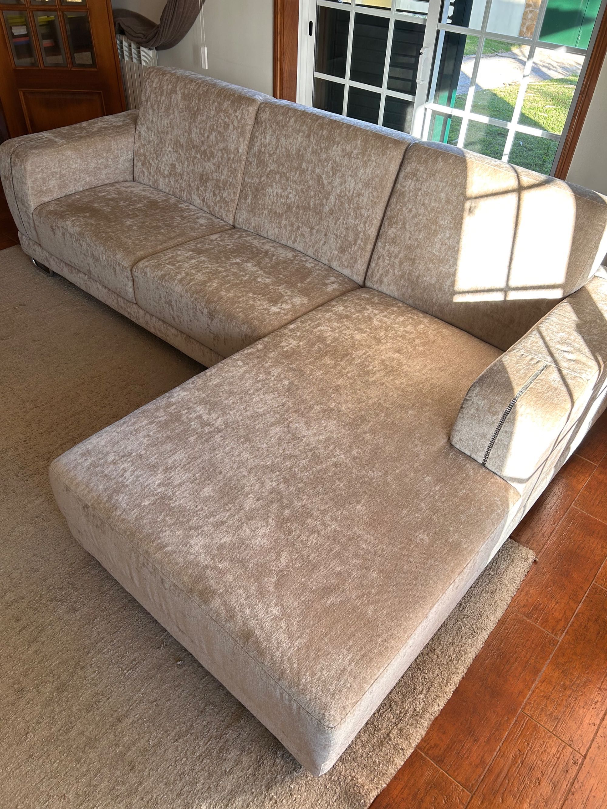 Sofá beje com Chaise longue