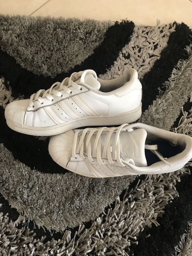 Ténis Adidas Superstar em bom estado