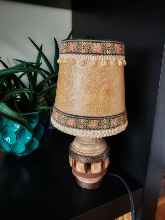 Unikatowa rustykalna lampka stołowa