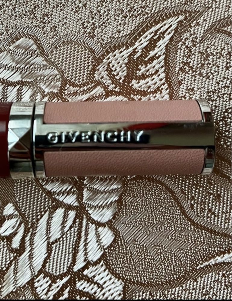 Błyszczyk do ust Givenchy N 19.