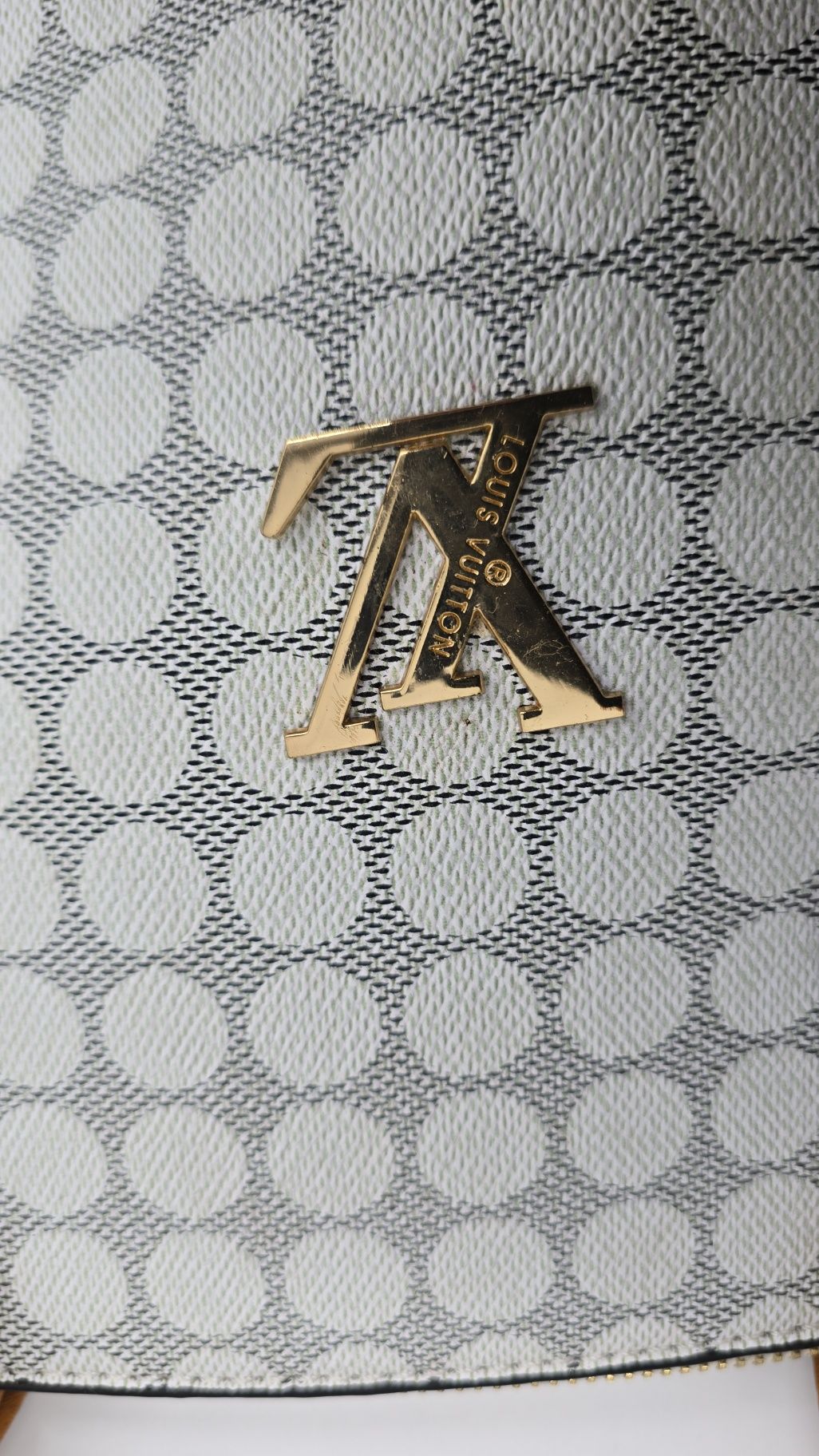 Mala nova com estampagem tipo Louis Vuitton