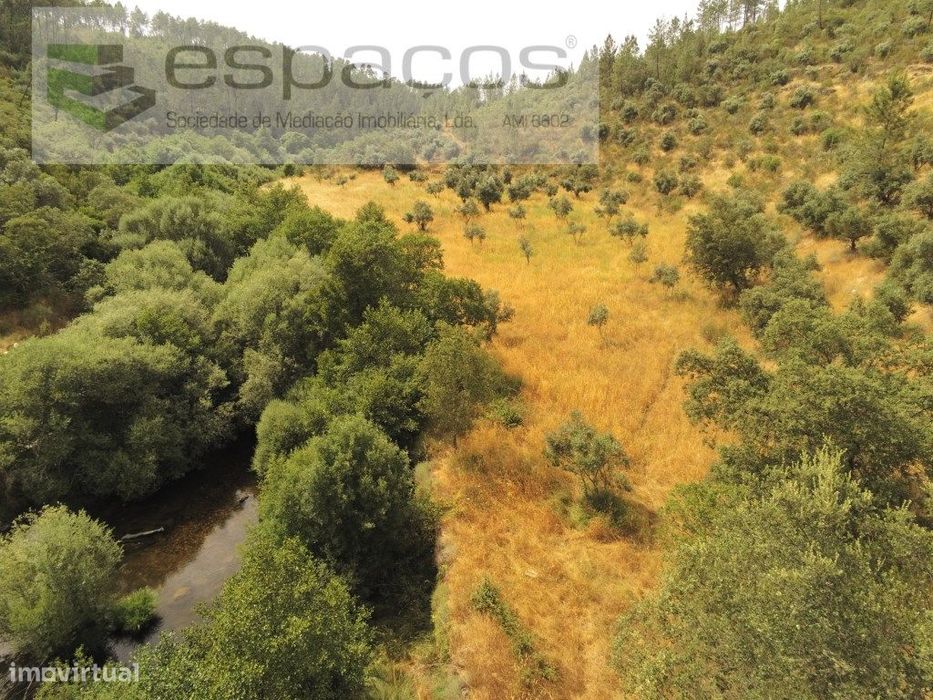 Terreno a confinar com ribeira