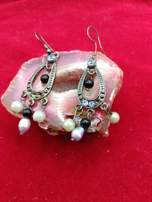 Kolczyki długie z ,,perełkami ,,
Dobry