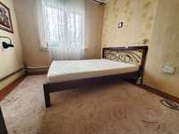 Ліжко дерев'яне з матрацом, Кровать