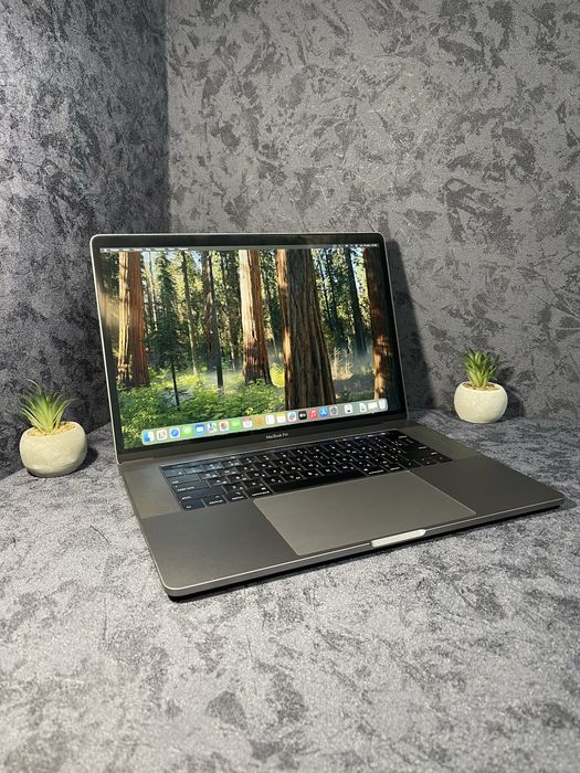 MacBook Pro 15/2019 в хорошому стані! 8 ядер I9/ 16/512/ Нова батарея!