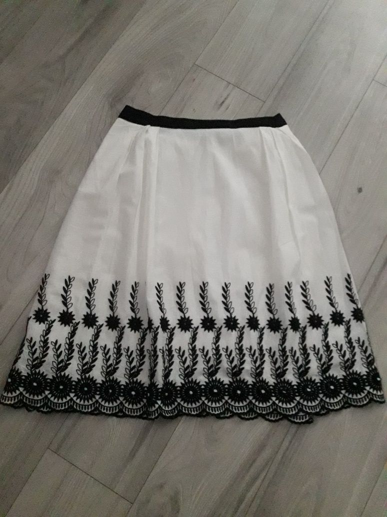 Biała spódnica z haftem.