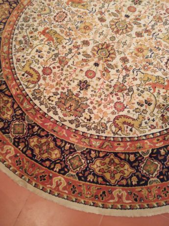 Carpete circular em padrão oriental