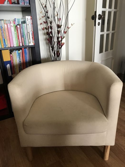 Poltrona Ikeia, beje, com pés de madeira.