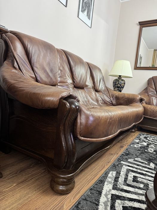 Zestaw wypoczynkowy skórzanych mebli na drewnianym stelarzu 3+2+1