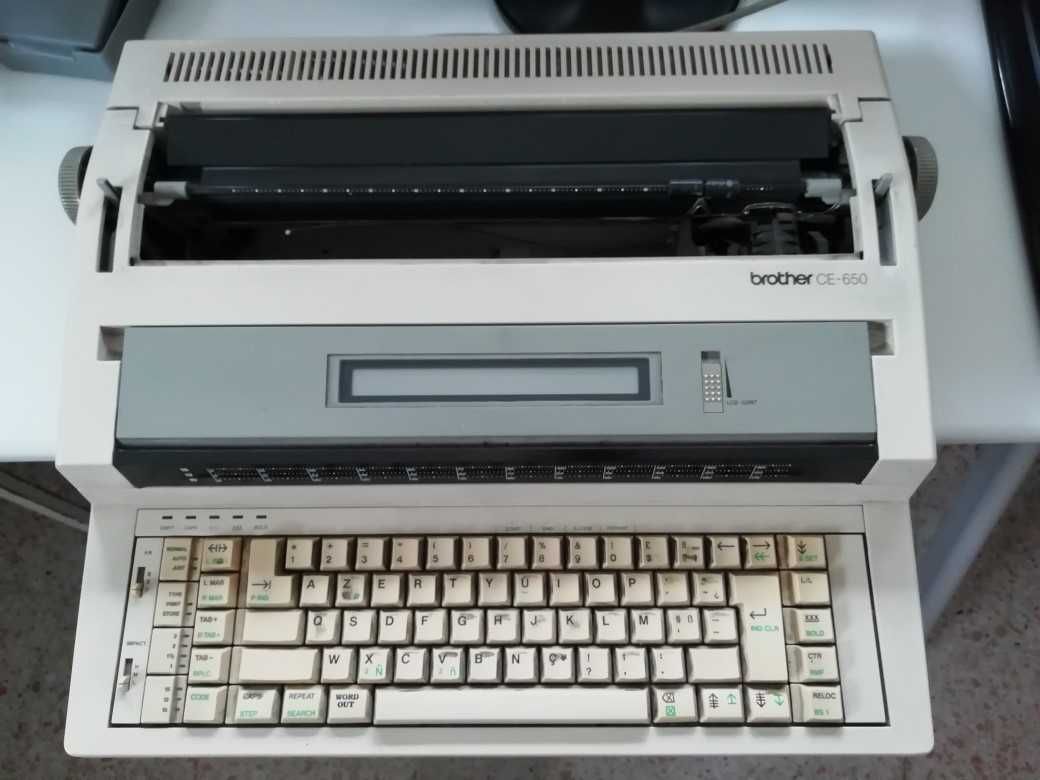 Máquina de ecrever - Brother CE 650