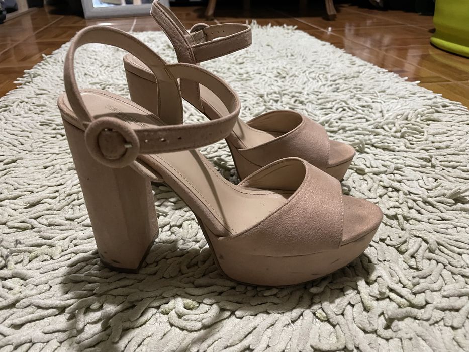 Sandália salto alto