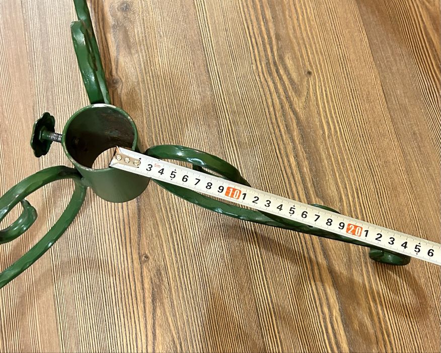 Кована залізна підставка для ялинки