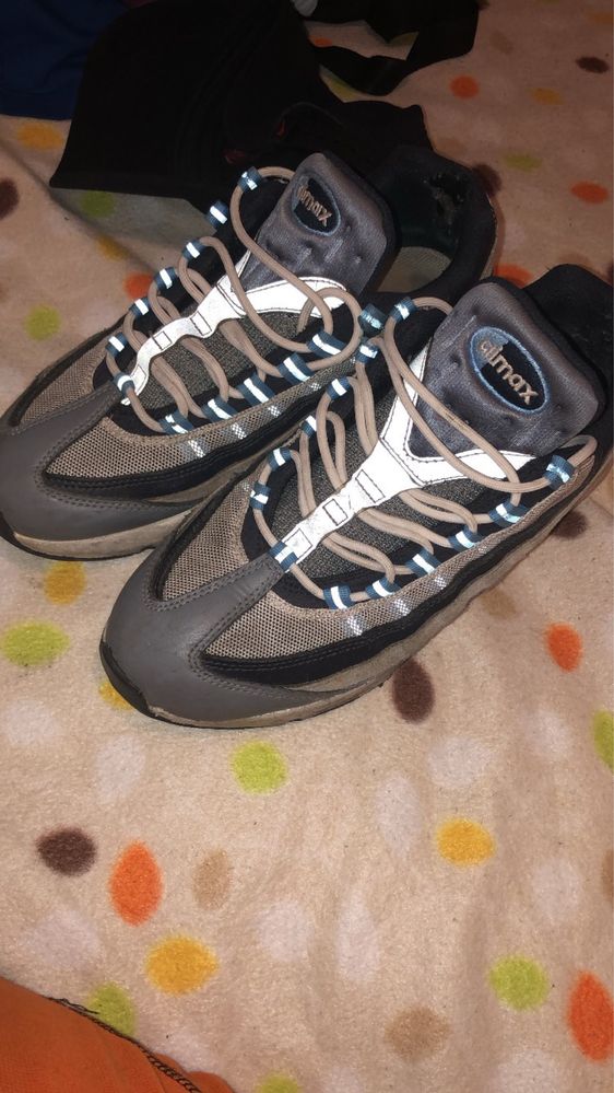 Air max 95 azul e branco em bom estado