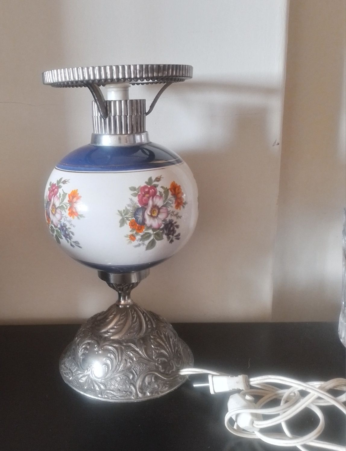 Candeeiro de mesa em porcelana e metal