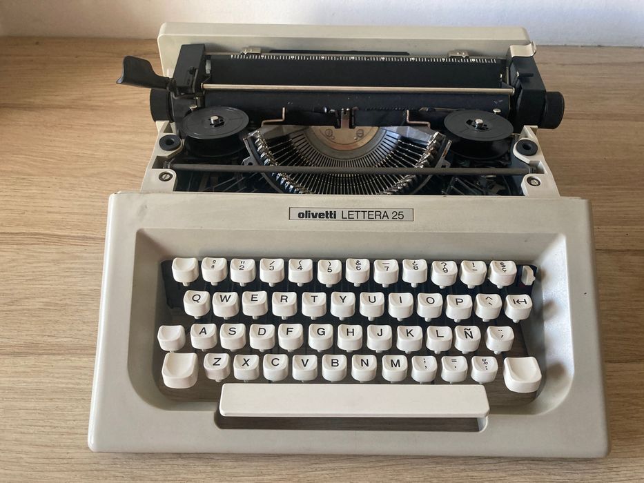Máquina de escrever  **  Olivetti