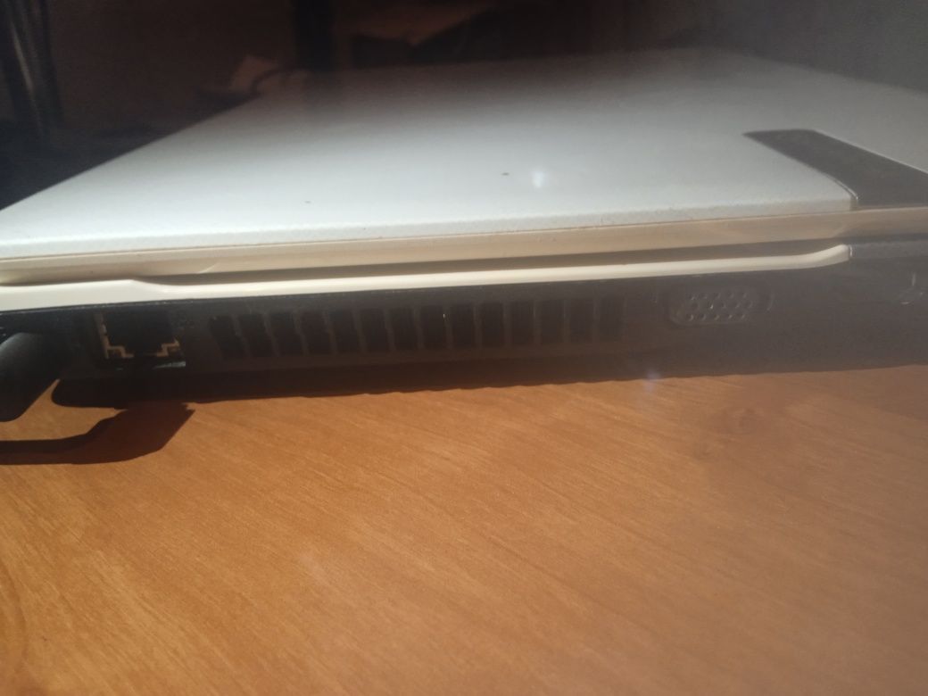 Laptop biały pc Packard Bell