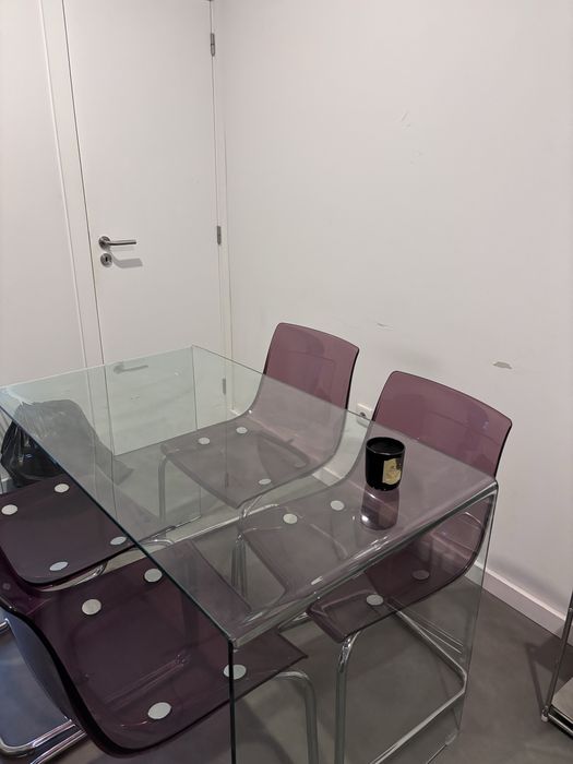 Mesa de jantar de vidro c/ 4 cadeiras