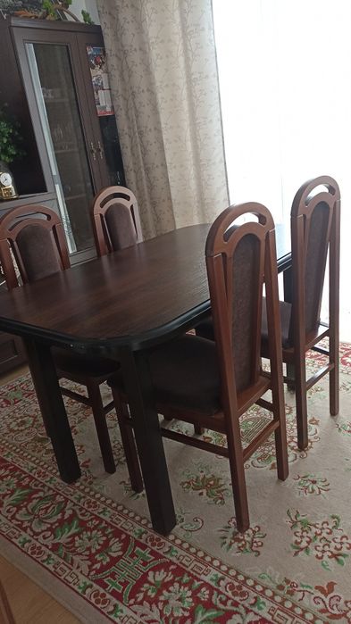 Stół z krzesłami - komplet