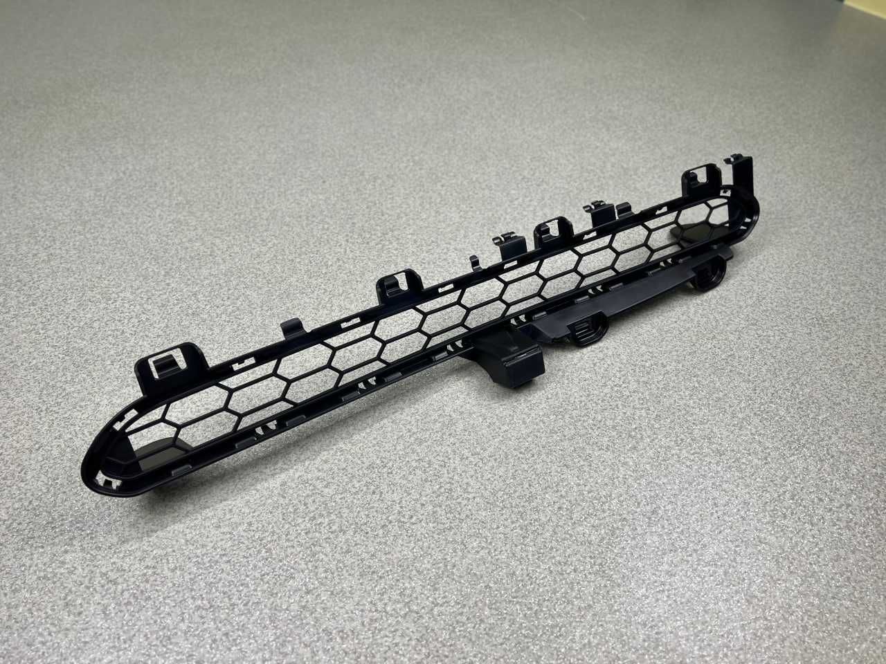 Решітка середня (верх) BMW x5 (F15) M-paket 51118054013