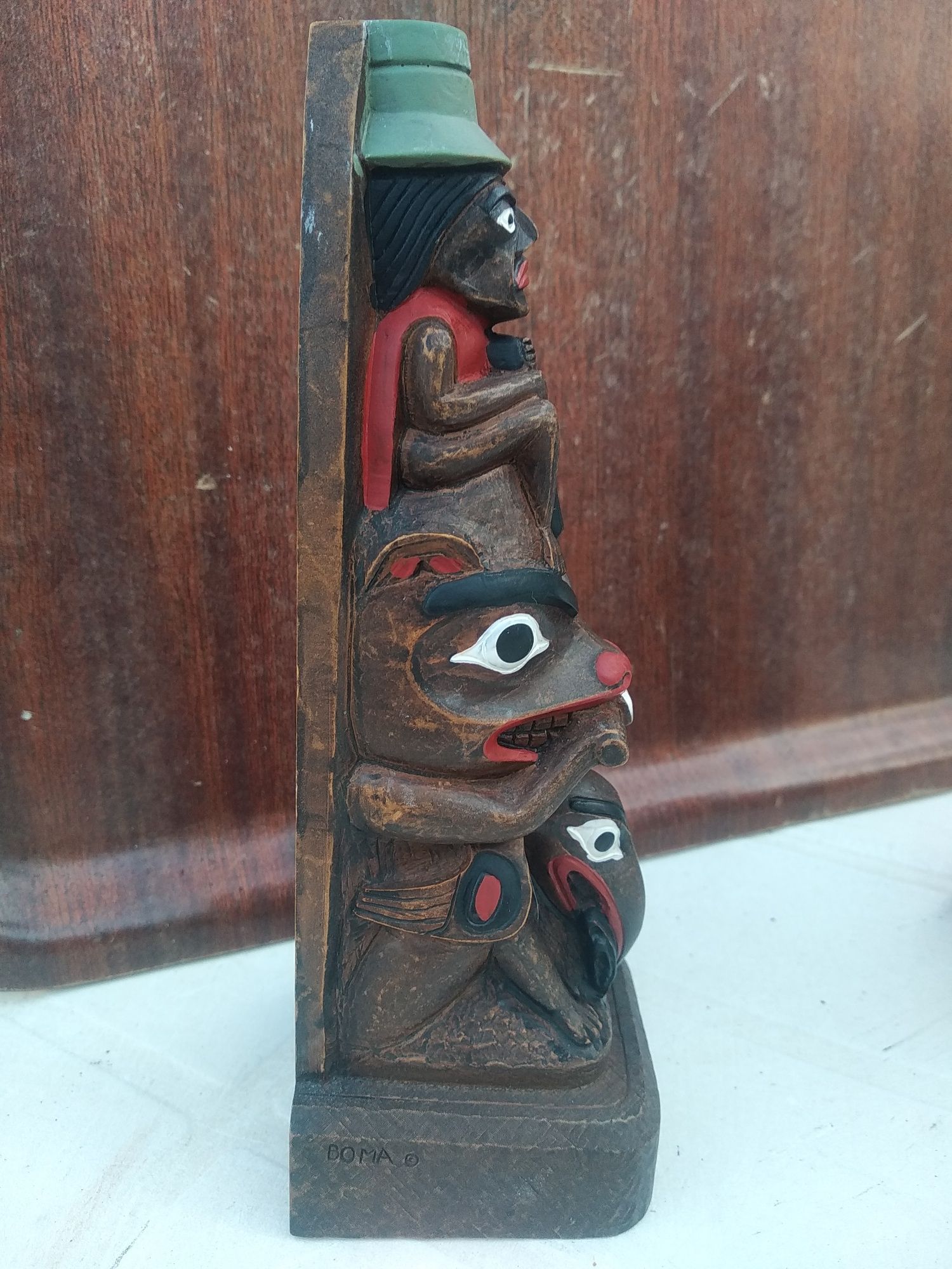 Estatueta de índio antiga em pedra e totem de indios antigo em madeira