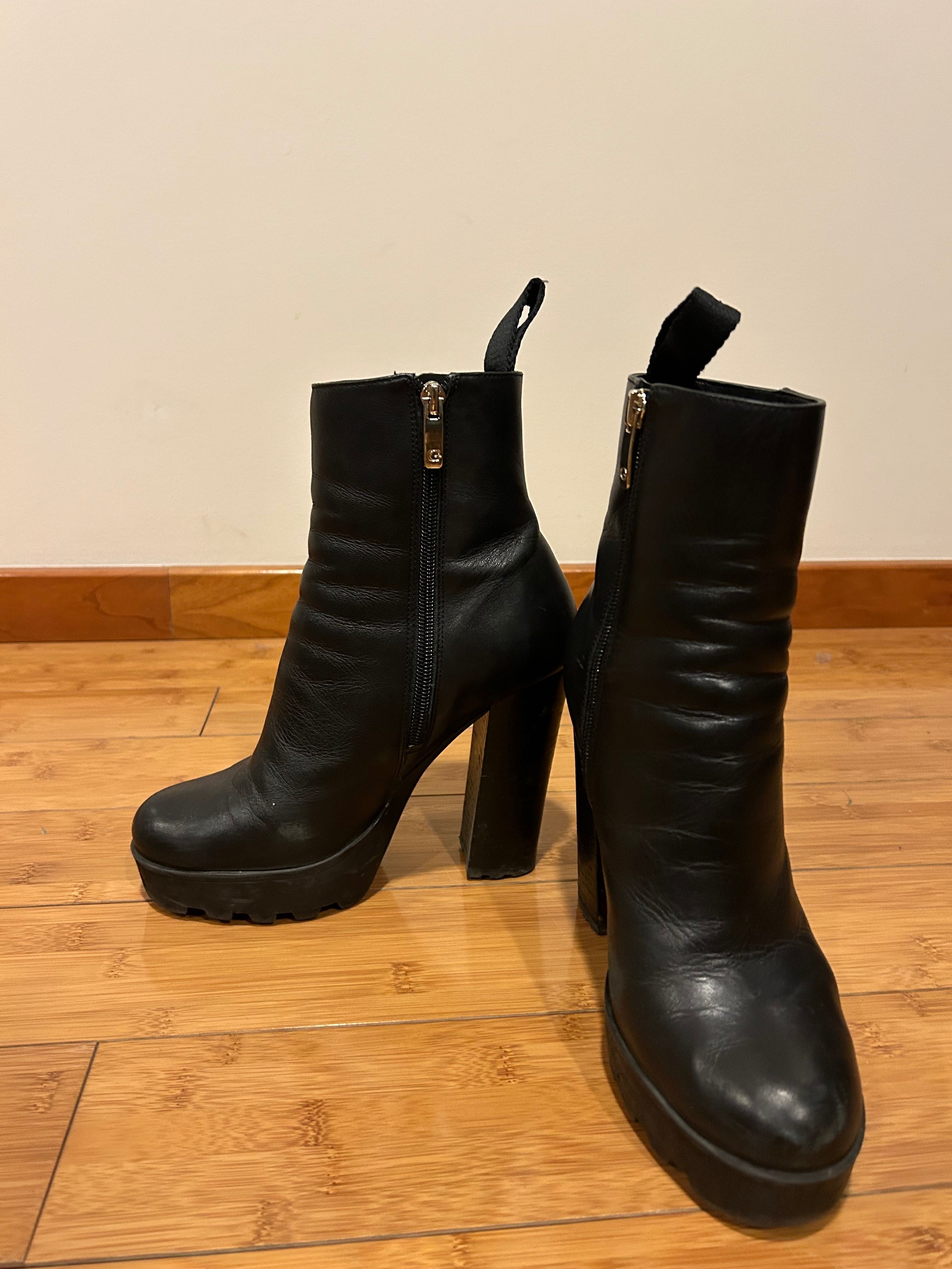 Botins com salto, plataforma, em cor preta, GUESS