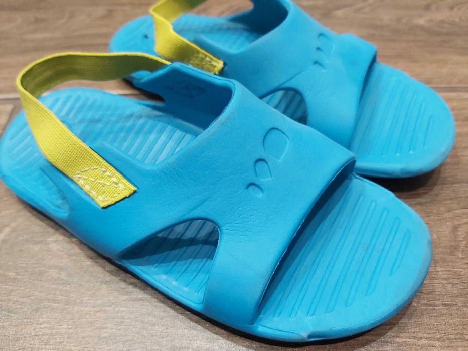 Buty klapki basen