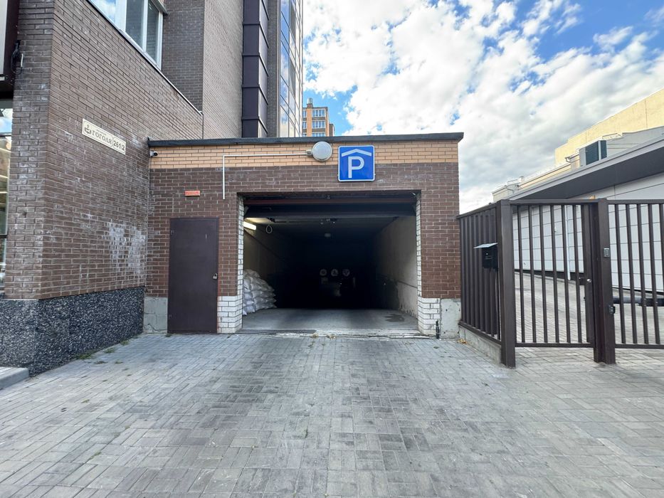 Паркомісце у підземному паркінгу в центрі міста