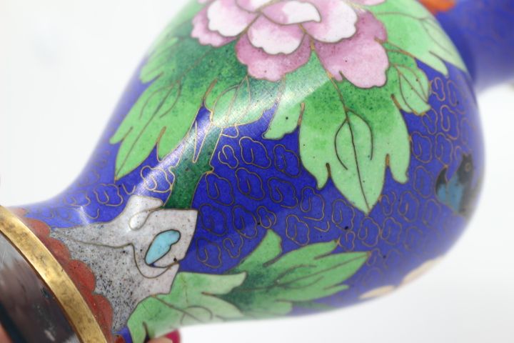 Jarra chinesa metal cloisonné 16 cm azul cobalto flor rosa XIX/XX