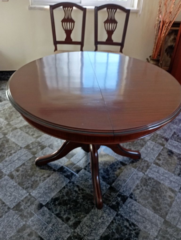 Mesa oval extensível