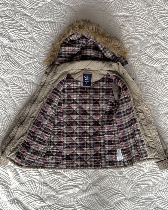 Beżowa kurtka ocieplana z Pepe Jeans