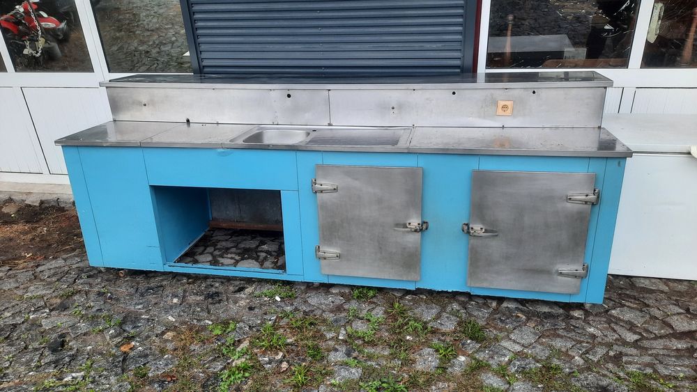 Balcão inox com banca. 3.05m em inox. Bom estado