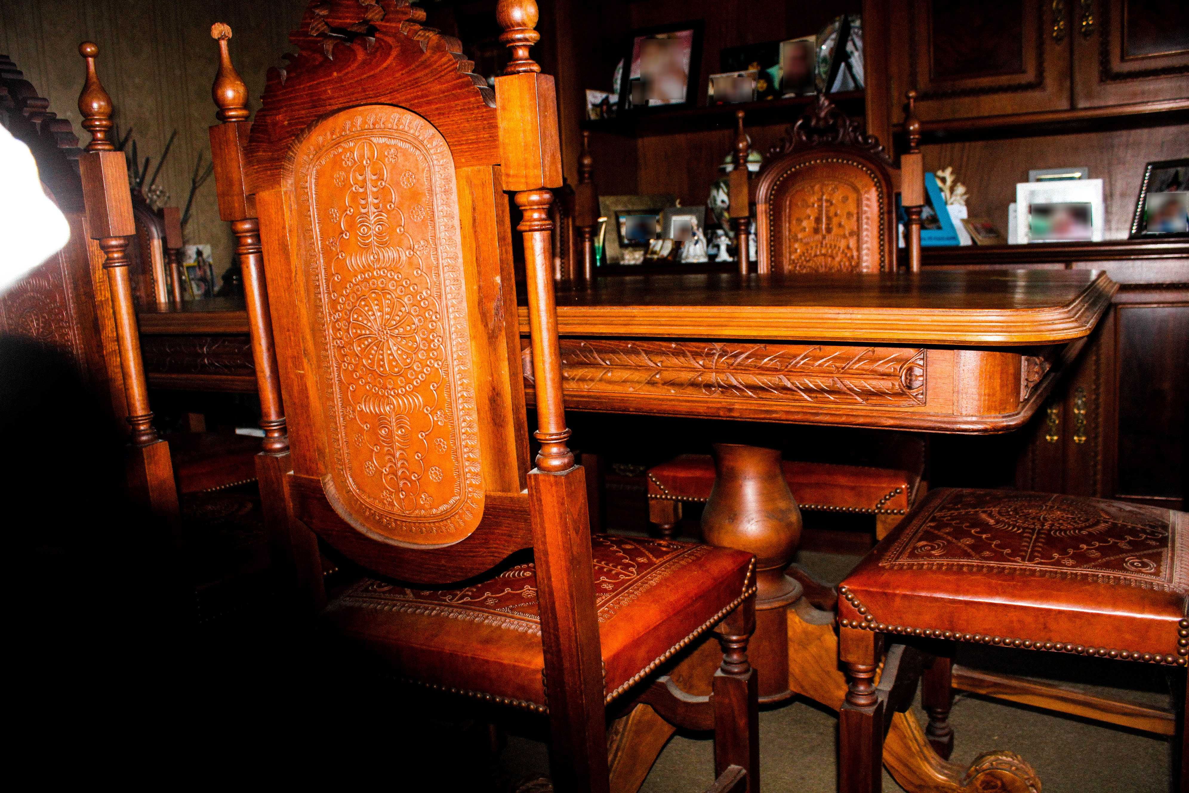 Mesa de jantar clássica em castanho com 8 cadeiras