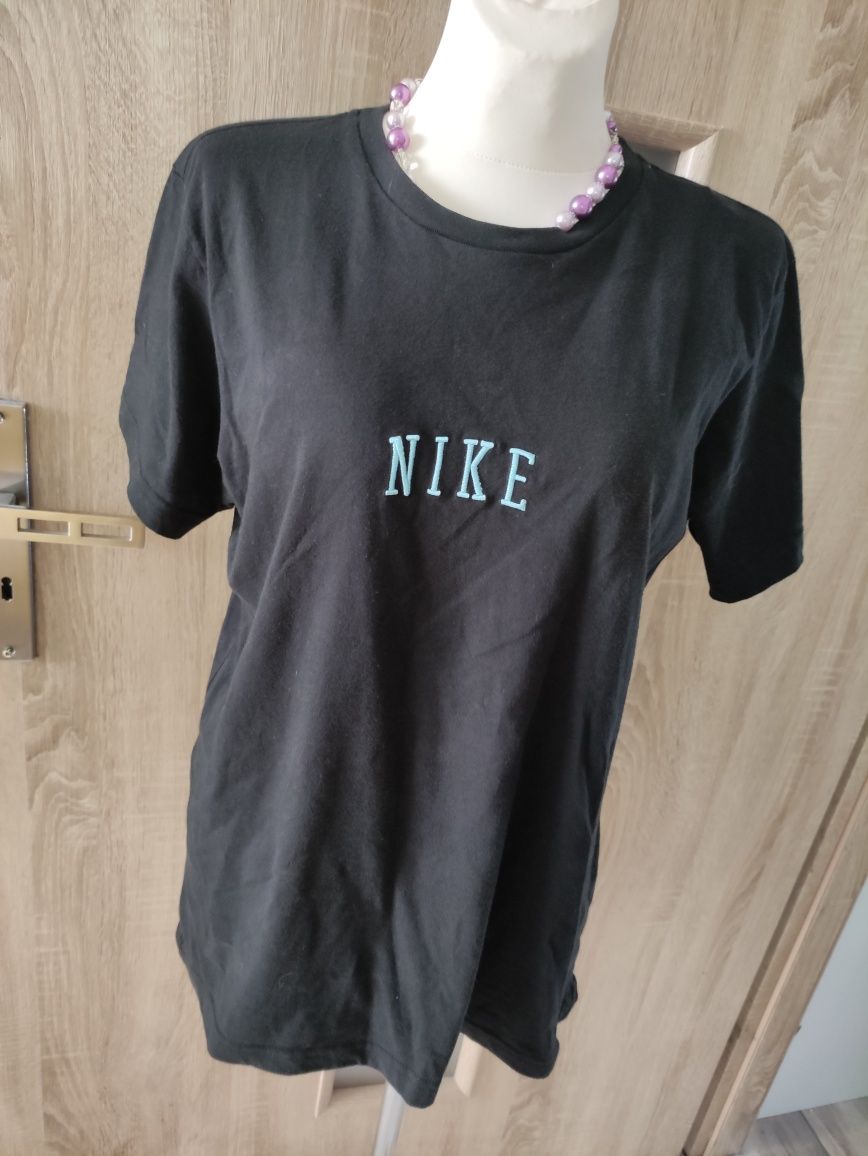 Oryginalny t-shirt firmy Nike, wyszywane logo. W rozmiarze XL - 42