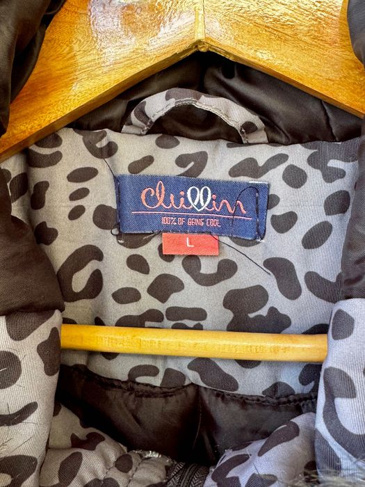 Casaco Estiloso com Estampa de Leopardo e Capuz com Pêlo Sintético